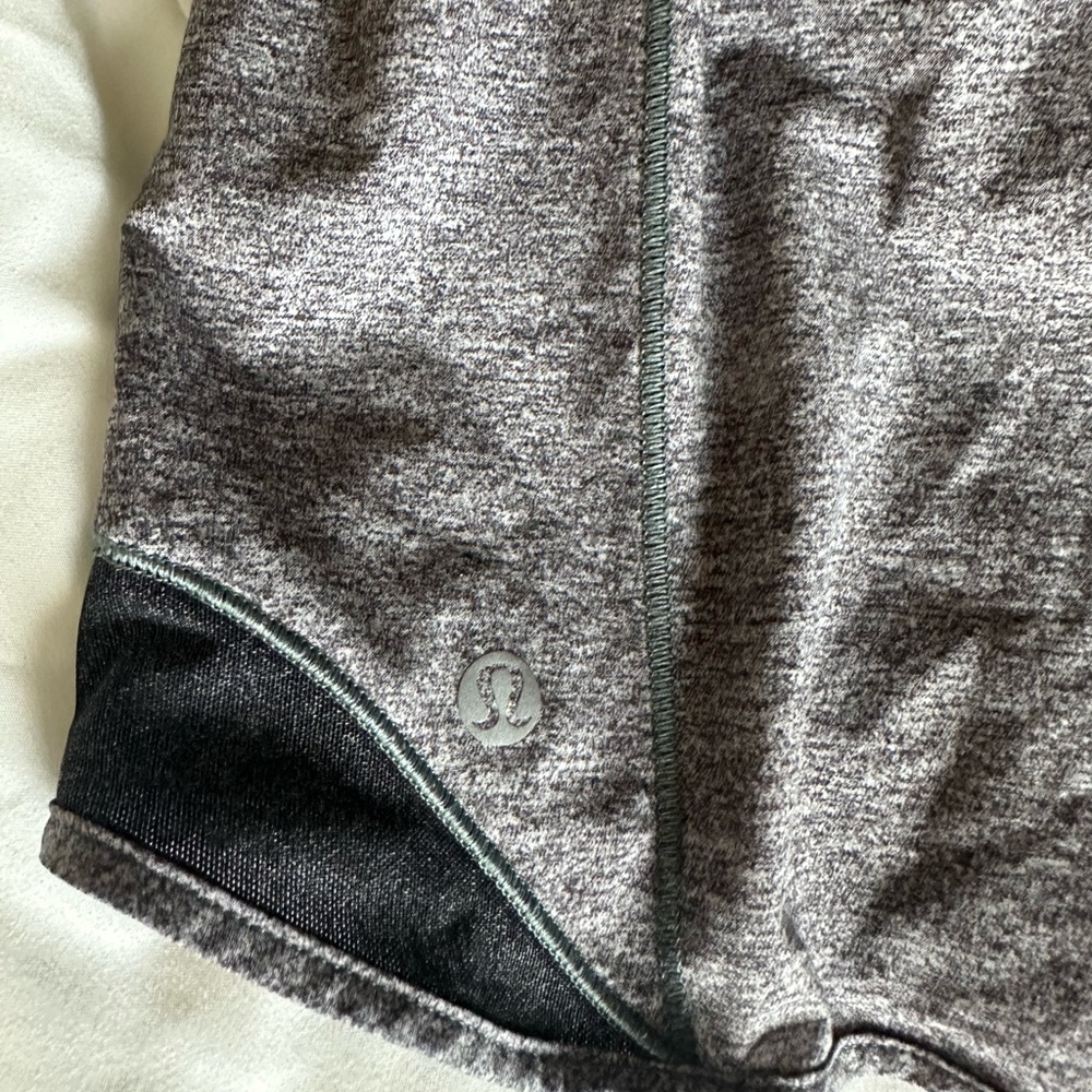 lululemon hotty hot 2.5” shorts grey